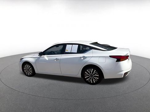 Used 2025 Nissan Altima 2.5 SV FWD image 9