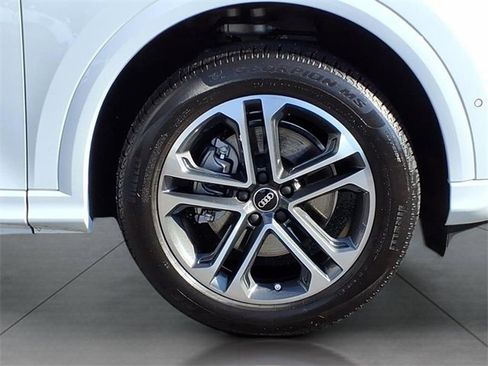Used 2025 Audi Q5 Premium w/ Convenience Package image 5