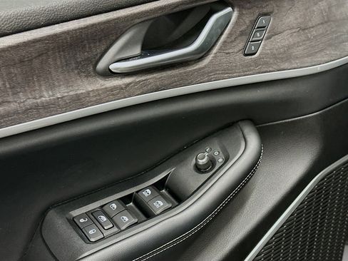 Used 2023 Jeep Grand Cherokee Limited w/ Black Appearance Package AWD/4WD image 15