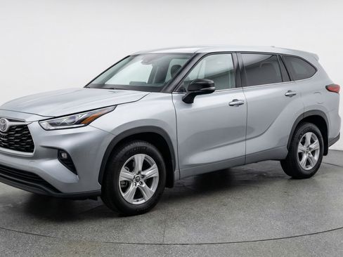 Used 2025 Toyota Highlander LE FWD image 3