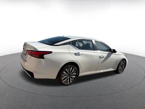 Used 2025 Nissan Altima 2.5 SV FWD image 14