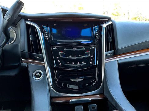 Used 2018 Cadillac Escalade Luxury image 34