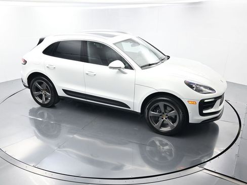 Used 2025 Porsche Macan image 42