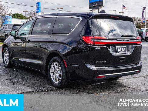 Used 2024 Chrysler Pacifica Touring-L FWD image 8