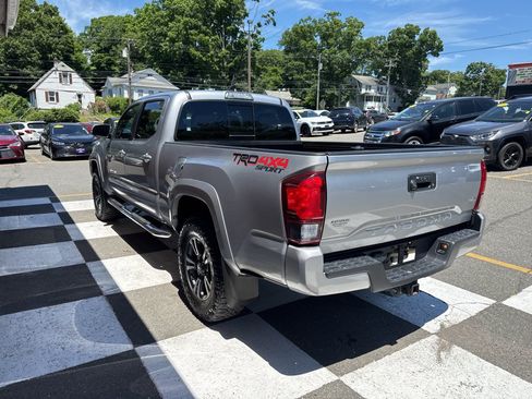 Used 2019 Toyota Tacoma TRD Sport AWD/4WD image 4