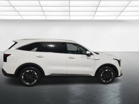 Used 2024 Kia Sorento S image 3