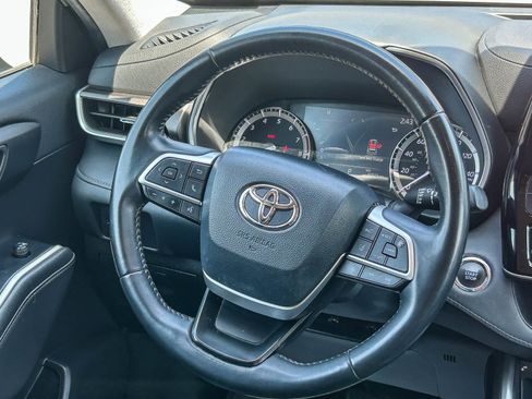 Used 2022 Toyota Highlander XLE FWD image 15