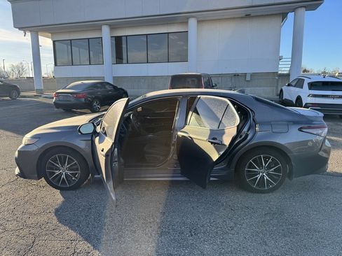 Used 2023 Toyota Camry SE image 4