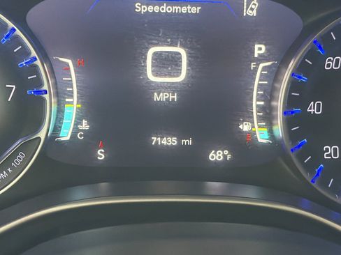 Used 2023 Chrysler Pacifica Touring-L FWD image 29