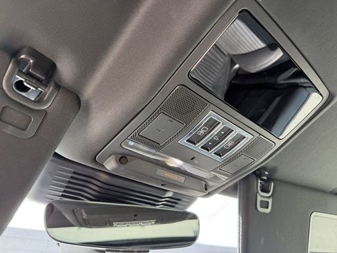 Used 2024 Land Rover Discovery Dynamic SE image 35