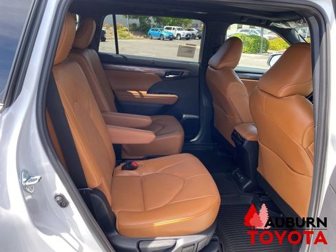 New 2026 Toyota Highlander Platinum AWD/4WD image 13