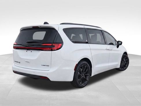 Used 2025 Chrysler Pacifica Limited FWD image 4