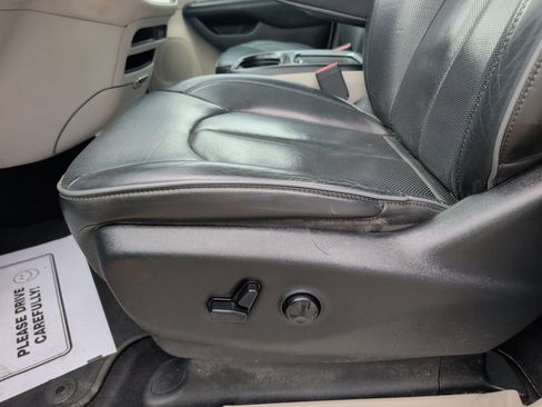 Used 2018 Chrysler Pacifica Limited FWD image 9