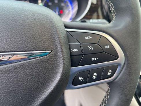 Used 2023 Chrysler Pacifica Limited image 31