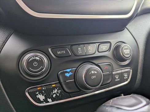 Used 2021 Jeep Cherokee Latitude Plus FWD image 15