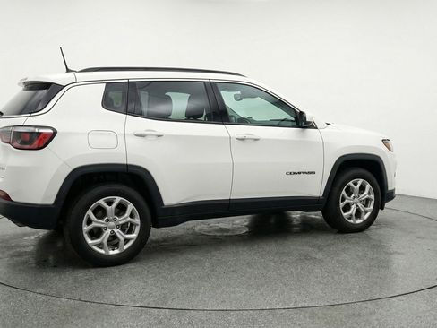 Used 2025 Jeep Compass Latitude AWD/4WD image 9