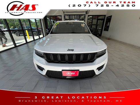 Used 2023 Jeep Grand Cherokee Limited w/ Black Appearance Package AWD/4WD image 9