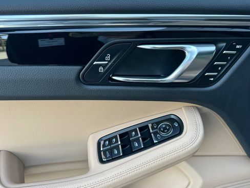 Used 2025 Porsche Macan AWD image 12