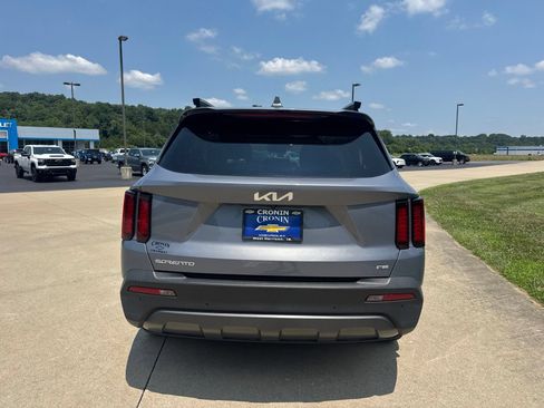 Used 2023 Kia Sorento S w/ Panoramic Sunroof Package AWD/4WD image 6