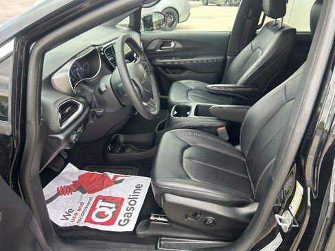 Used 2025 Chrysler Pacifica Select FWD image 10