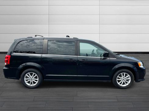 Used 2019 Dodge Grand Caravan SXT FWD image 2