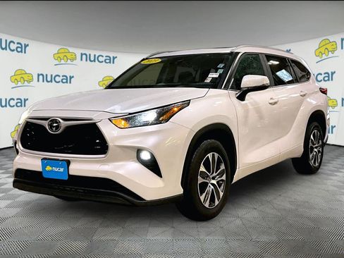 Used 2023 Toyota Highlander XLE image 3