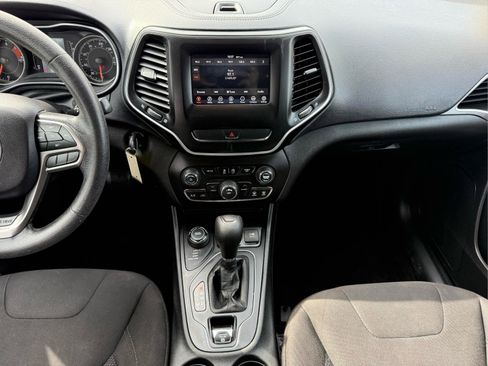 Used 2019 Jeep Cherokee Latitude w/ Popular Appearance Group AWD/4WD image 17