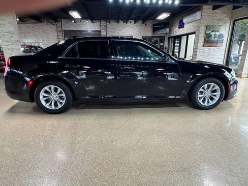 Used 2022 Chrysler 300 Touring RWD image 8