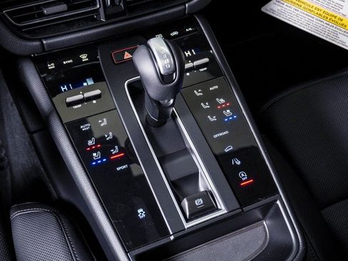 Certified 2025 Porsche Macan AWD/4WD image 23