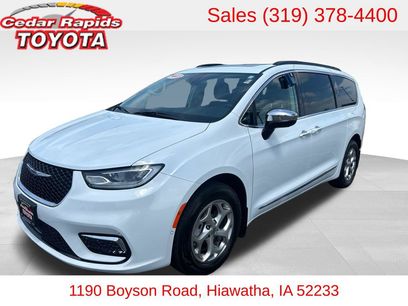 Used 2023 Chrysler Pacifica Limited w/ Uconnect Theater Family Group