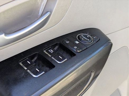 Used 2019 Kia Sedona LX image 3