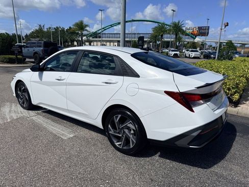 Used 2025 Hyundai Elantra Sport image 2
