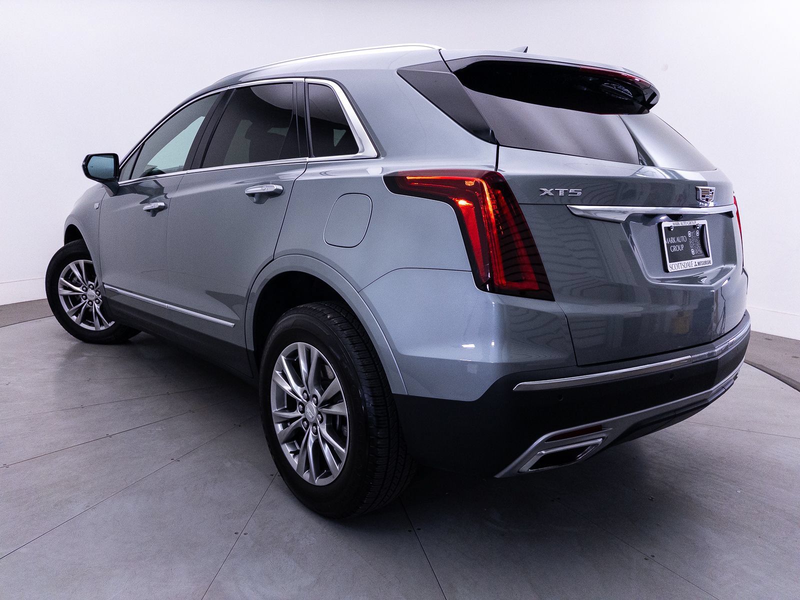 Used 2023 Cadillac XT5 Premium Luxury FWD image 2