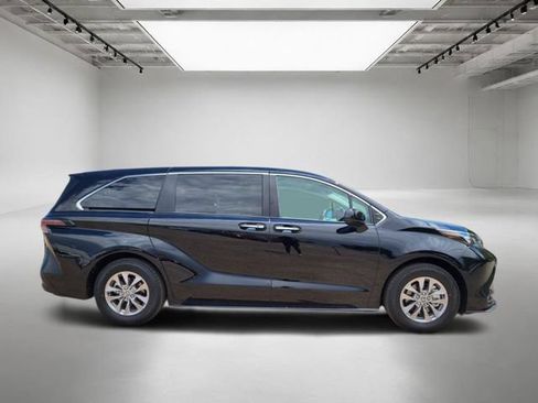 Used 2025 Toyota Sienna XLE AWD/4WD image 7