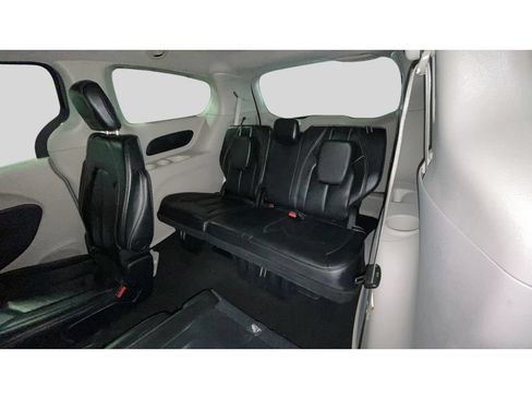 Used 2022 Chrysler Pacifica Touring-L FWD image 16