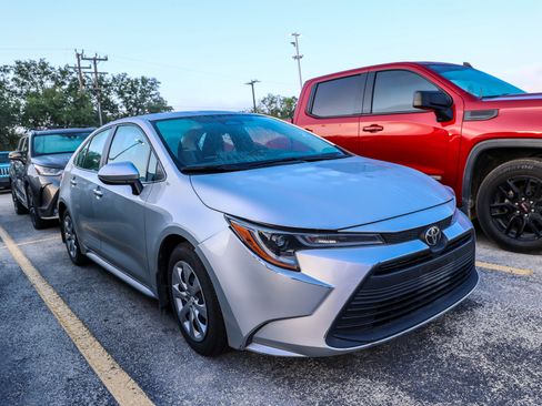 Used 2025 Toyota Corolla LE w/ Convenience Package FWD image 6