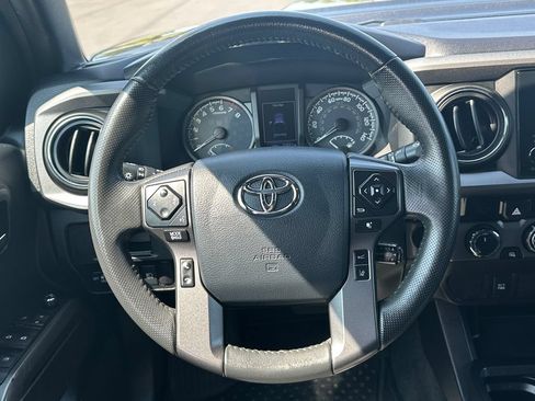 Used 2018 Toyota Tacoma TRD Sport AWD/4WD image 19