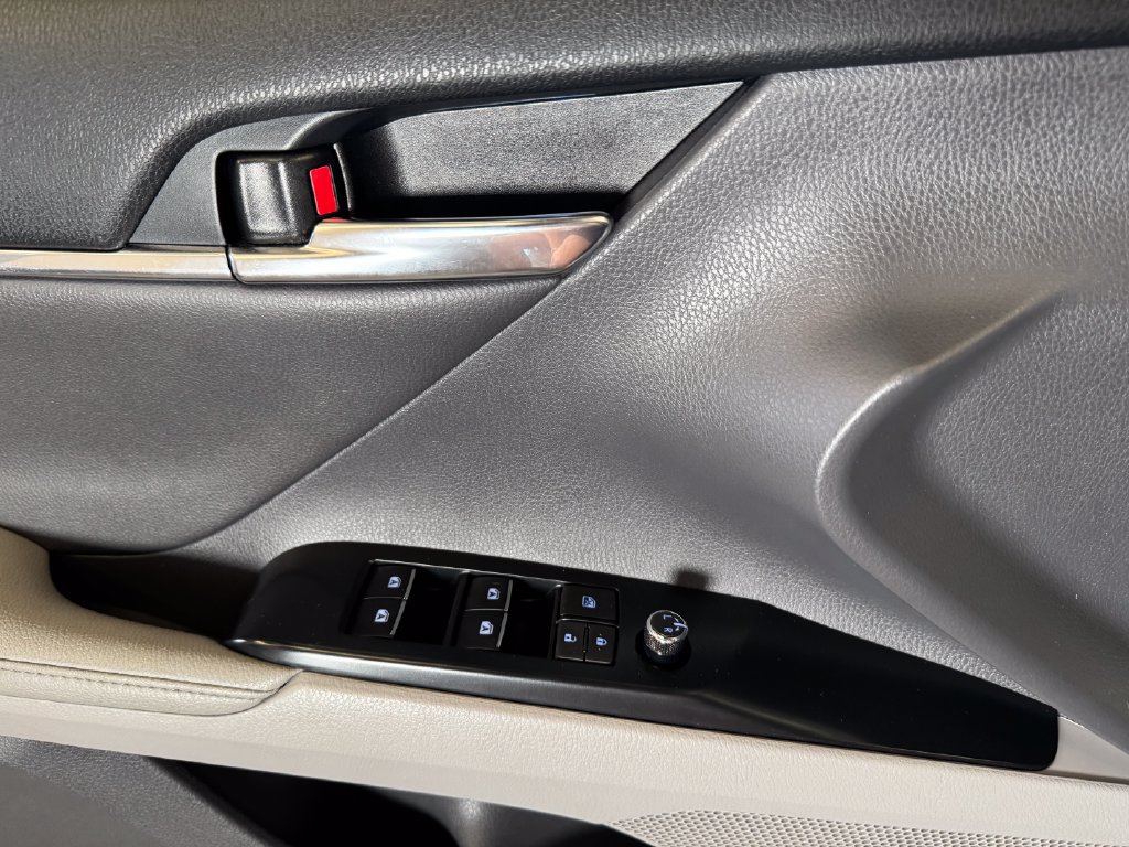 Used 2019 Toyota Camry XLE w/ Navigation Package FWD image 19