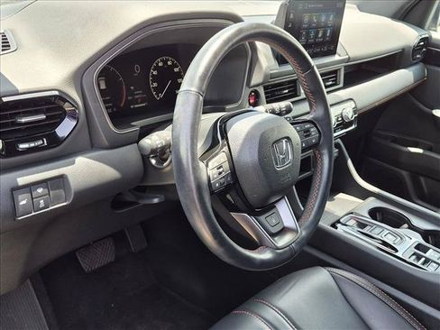 Used 2025 Honda Pilot TrailSport image 9