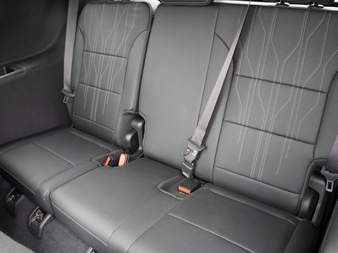 Used 2025 Buick Enclave Avenir AWD/4WD image 18