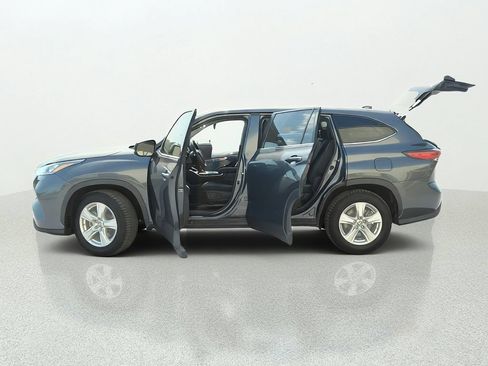 Used 2020 Toyota Highlander LE FWD image 11