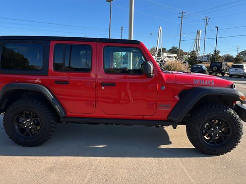 Used 2025 Jeep Wrangler Willys image 7