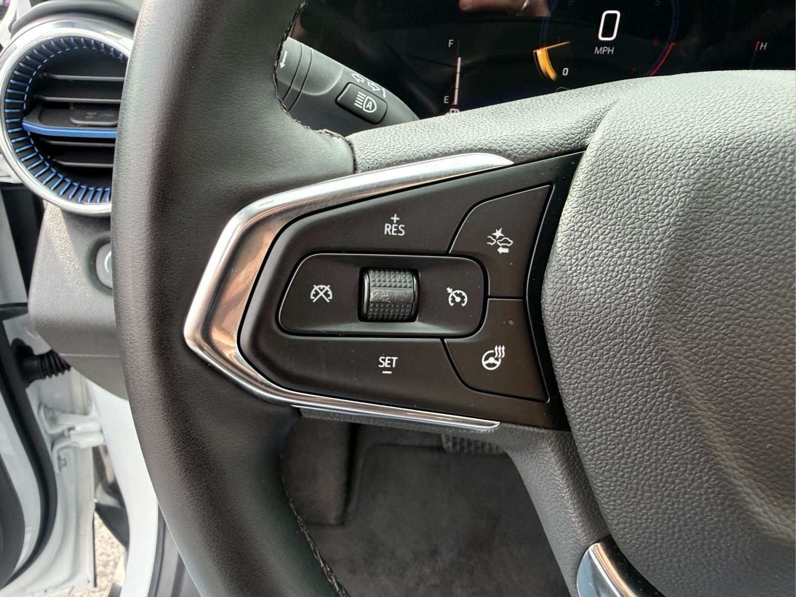 Used 2025 Chevrolet Trax LT w/ LT Convenience Package FWD image 24
