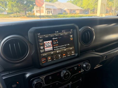 Used 2022 Jeep Wrangler Sport AWD/4WD image 16