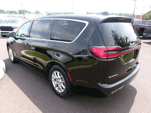 Certified 2024 Chrysler Pacifica Touring-L FWD image 4