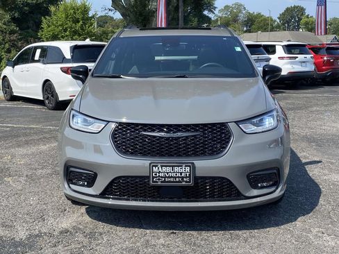 Used 2025 Chrysler Pacifica Limited FWD image 2