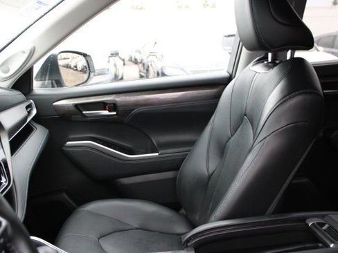 Used 2023 Toyota Highlander Limited image 29