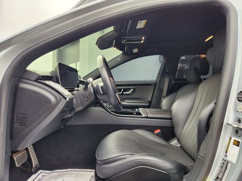 Used 2022 Mercedes-Benz S 500 4MATIC w/ AMG Line Package image 18