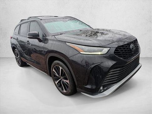 Used 2021 Toyota Highlander XSE AWD/4WD image 3
