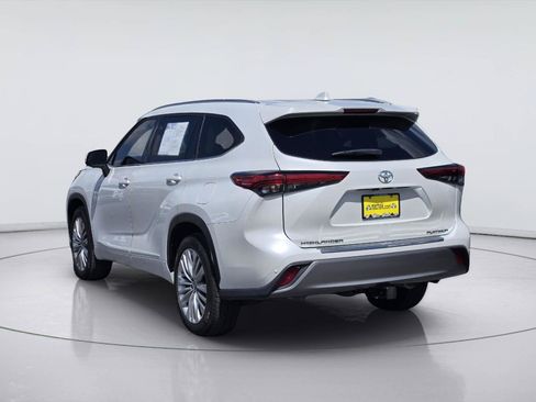 Used 2023 Toyota Highlander Platinum FWD image 6